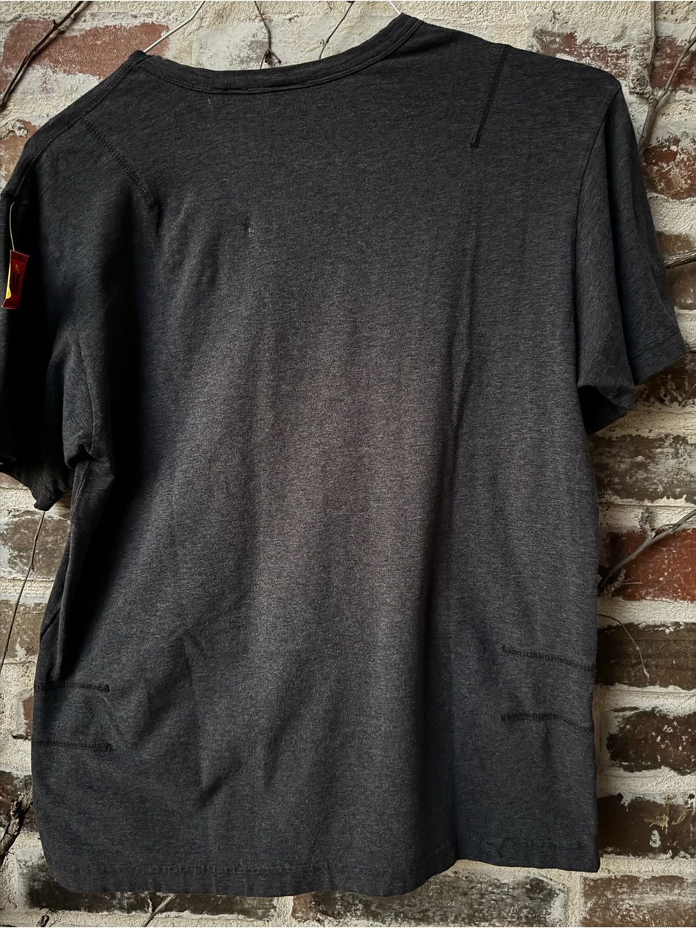 🏷️ 𝐹𝑜𝑠𝑠𝑖𝑙 𝑀𝑒𝑛’𝑠 𝐶ℎ𝑎𝑟𝑐𝑜𝑎𝑙 𝐺𝑟𝑒𝑦 𝐶𝑟𝑒𝑤𝑛𝑒𝑐𝑘 𝑇𝑒𝑒 Size Medium - Picture 5 of 8